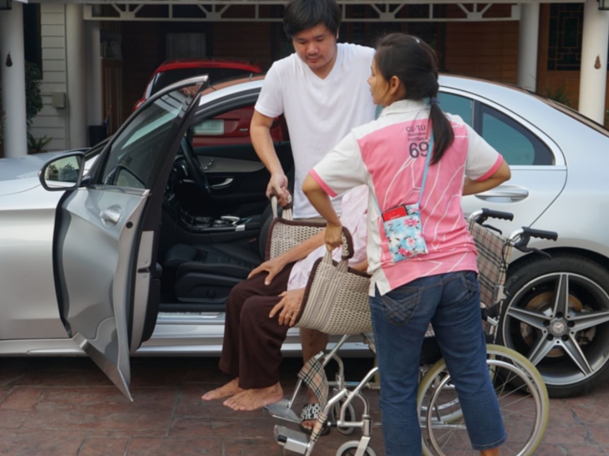 ยกผู้ป่วยขึ้นรถ
